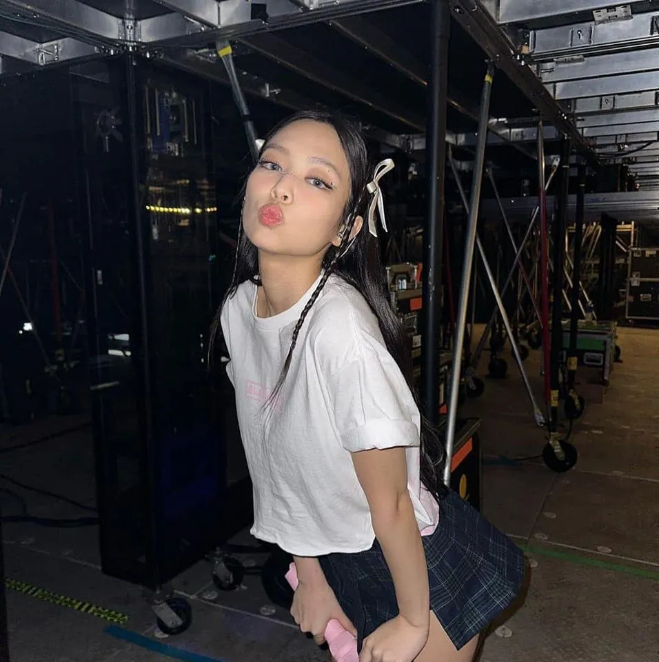 jennie-black-pink-hut-thuoc-la-3