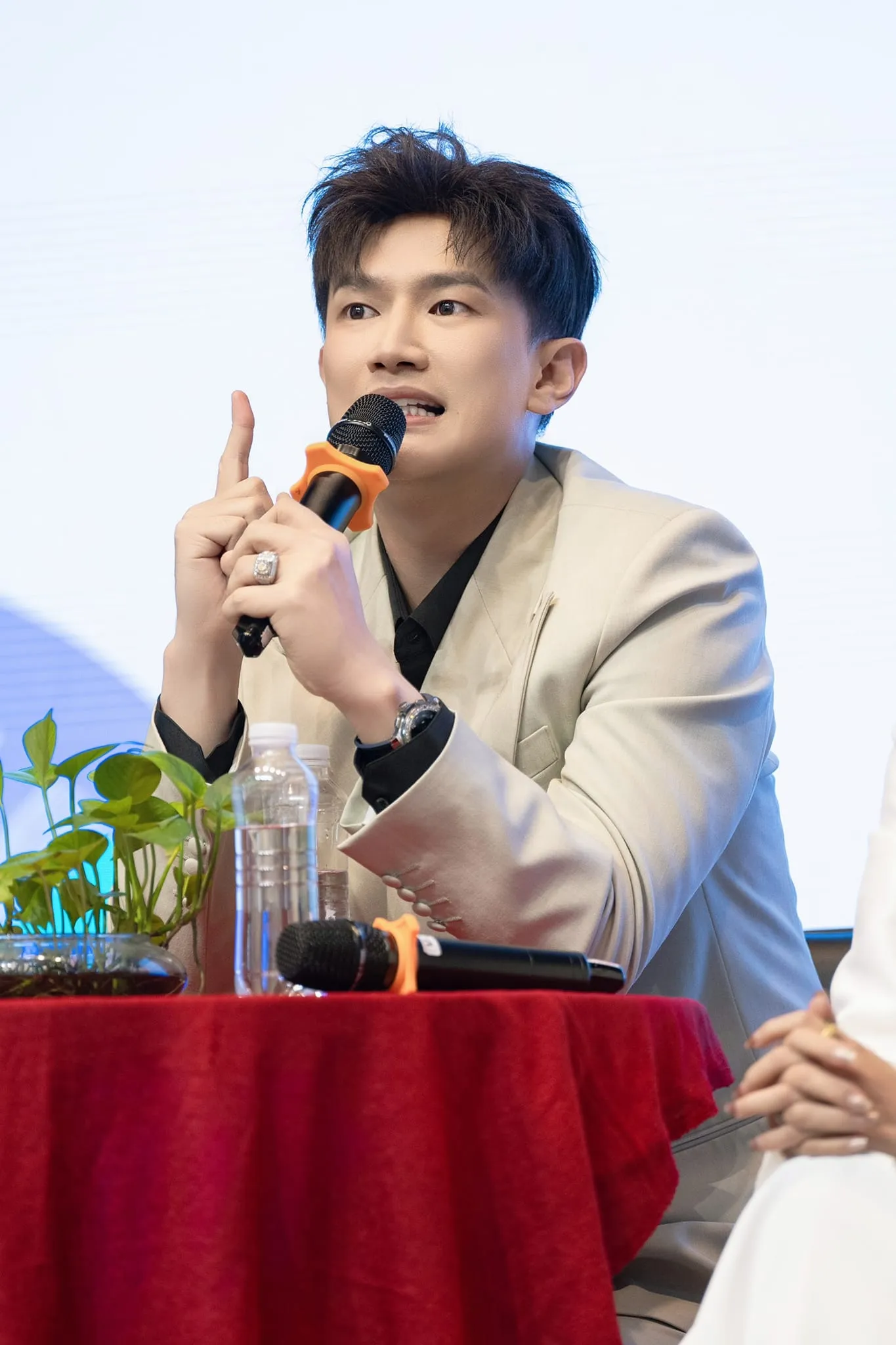 duoc-si-tien-yeu-cau-hoang-thuy-xin-loi-3