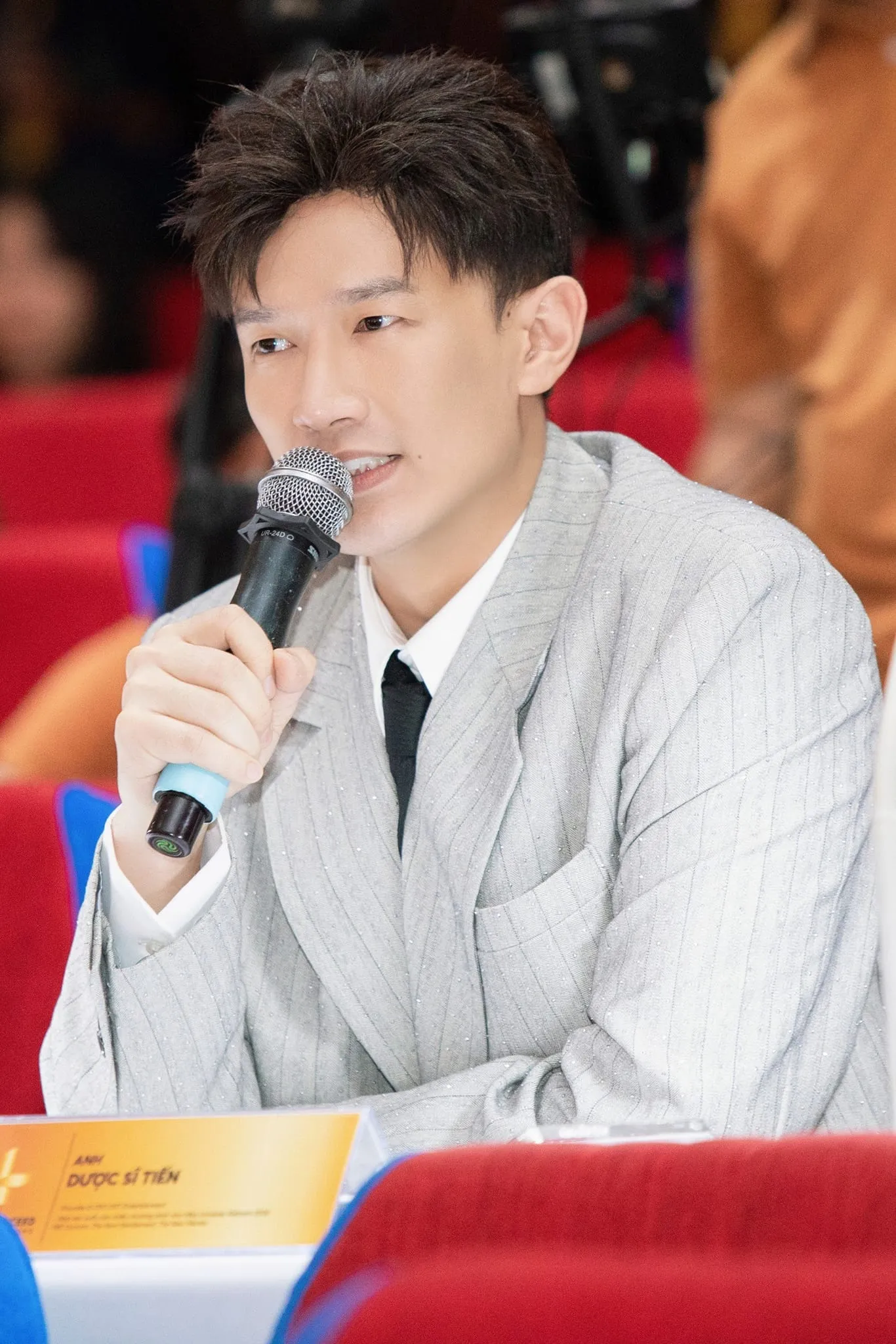 duoc-si-tien-yeu-cau-hoang-thuy-xin-loi-4