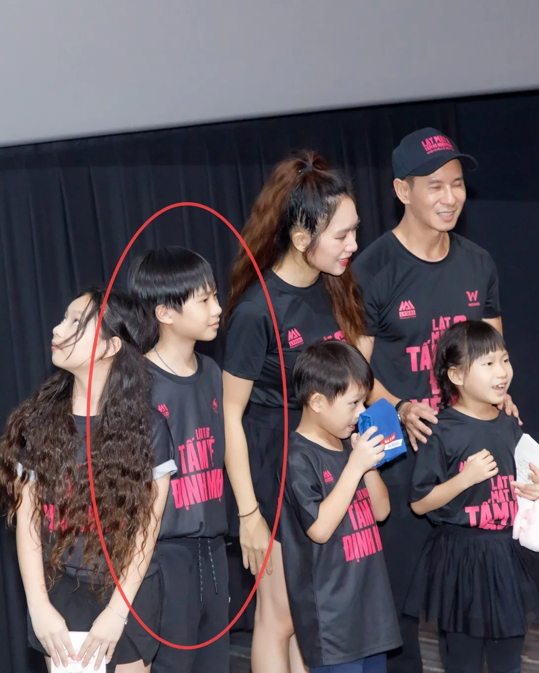 cau-ca-rio-trong-ra-mat-phim-lat-mat