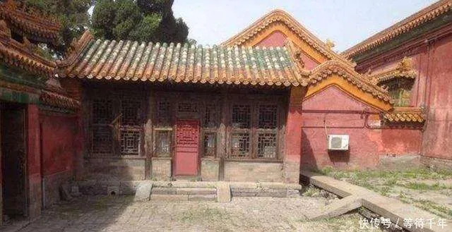 lanh-cung-tu-cam-thanh-cam-du-khach-tham-quan