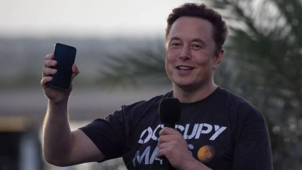 Elon-Musk-khong-dung-op-lung