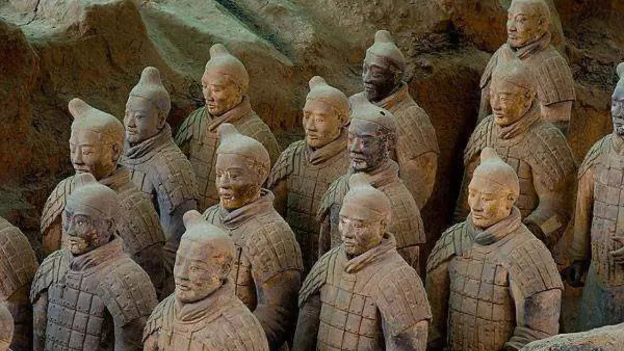 tuoi-nuoc-len-dat-trong-khu-di-tich-dat-nung-tan-thuy-hoang-giup-giu-am.jpg