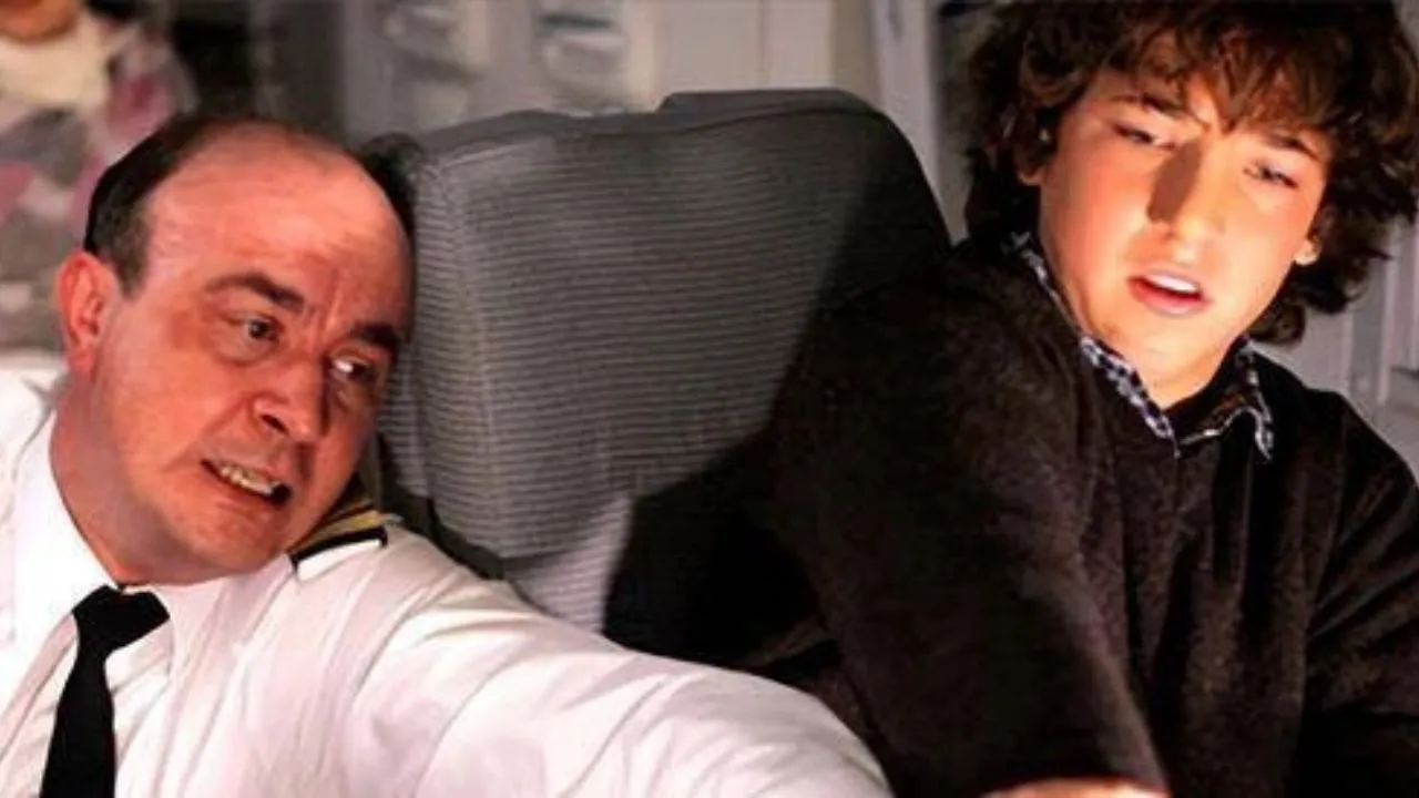 Bat-can-de-con-vao-buong-lai-choi-phi-cong-khien-may-bay-gap-tai-nan-kinh-hoang