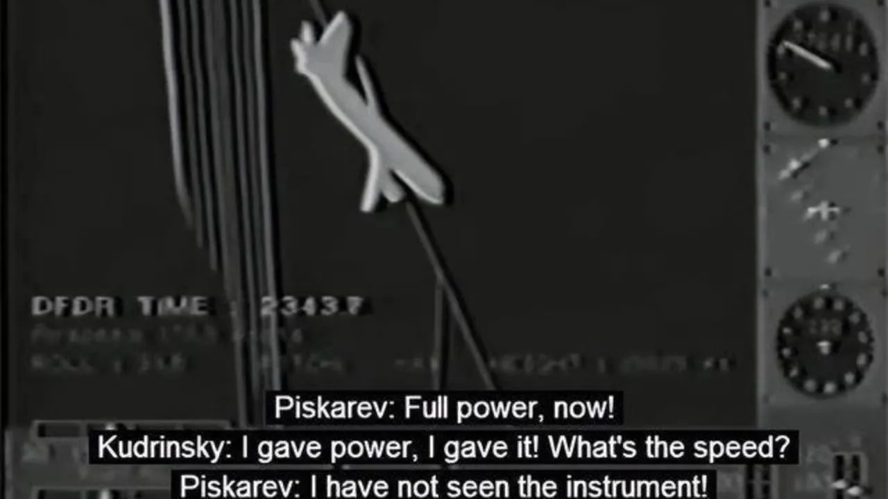 Bat-can-de-con-vao-buong-lai-choi-phi-cong-khien-may-bay-gap-tai-nan-kinh-hoang (2)