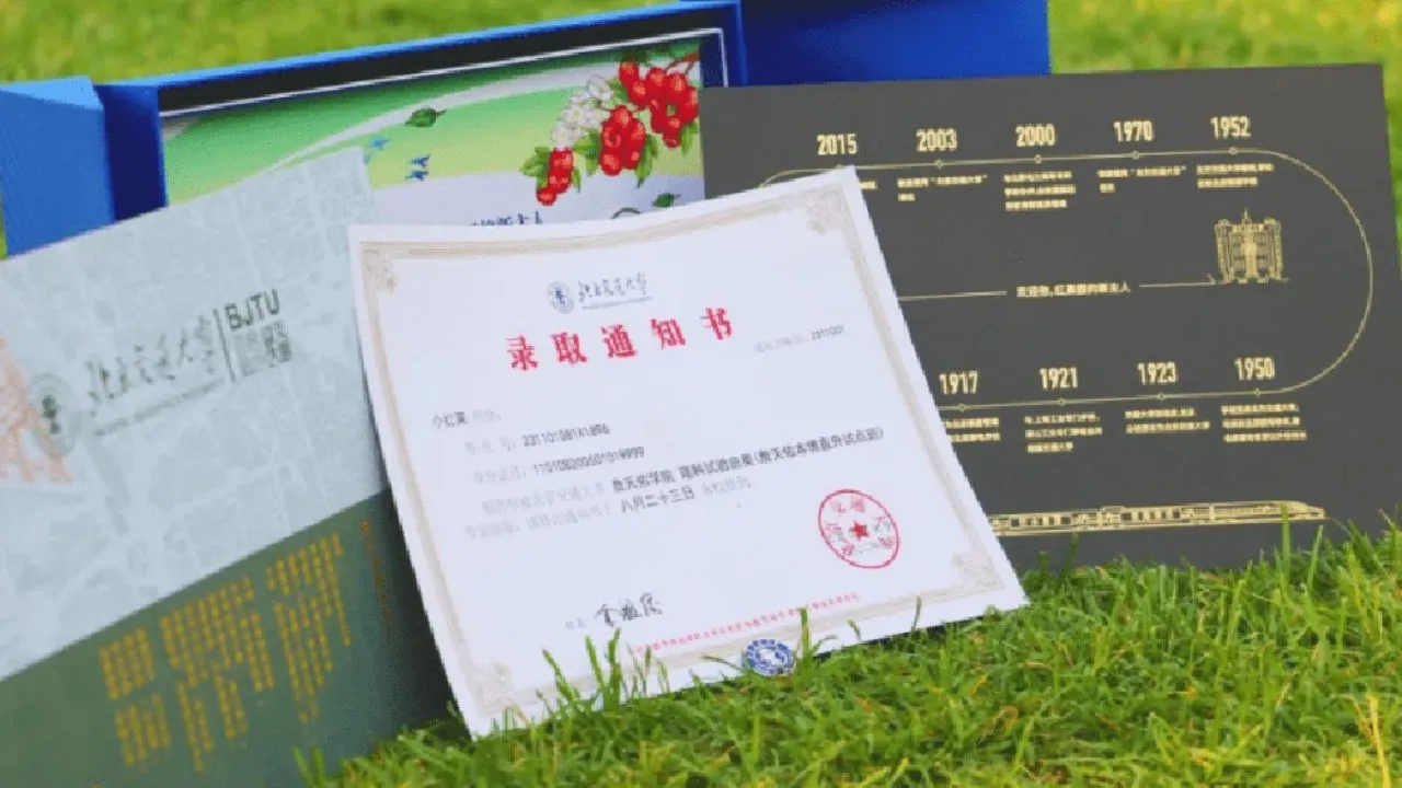 Giay-bao-trung-tuyen-chuan-truong-nguoi-ta-dep-den-doc-la-nhin-la-muon-di-hoc-ngay (2)