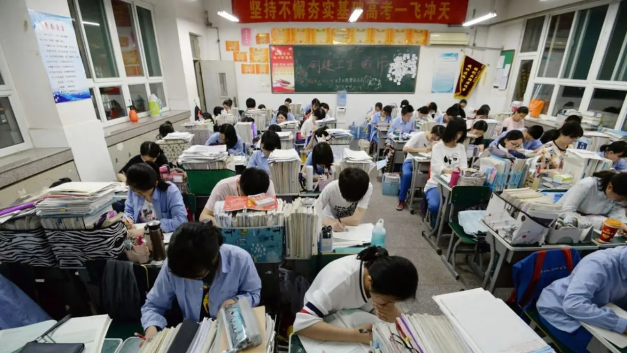 Bat-chap-lenh-cam-cac-lop-hoc-them-moc-len-nhu-nam-tien-hoc-len-den-330-trieu-dong-nam (2)