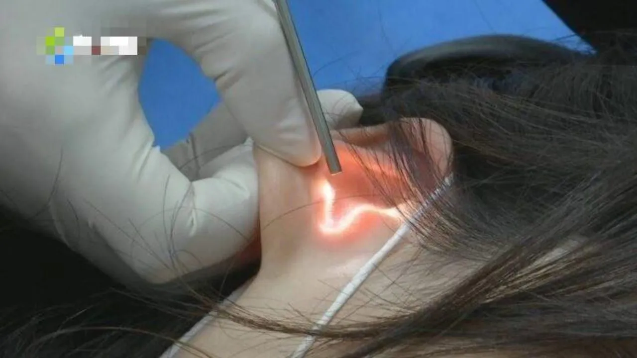 Trao-nu-hon-nong-tham-cho-nguoi-yeu-chang-trai-vo-tinh-khien-ban-gai-bi-diec-tai (1)