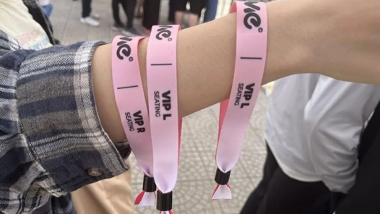 Bo-tui-12-mon-do-khong-the-thieu-kh-di-concert-cua-BLACKPINK (1)