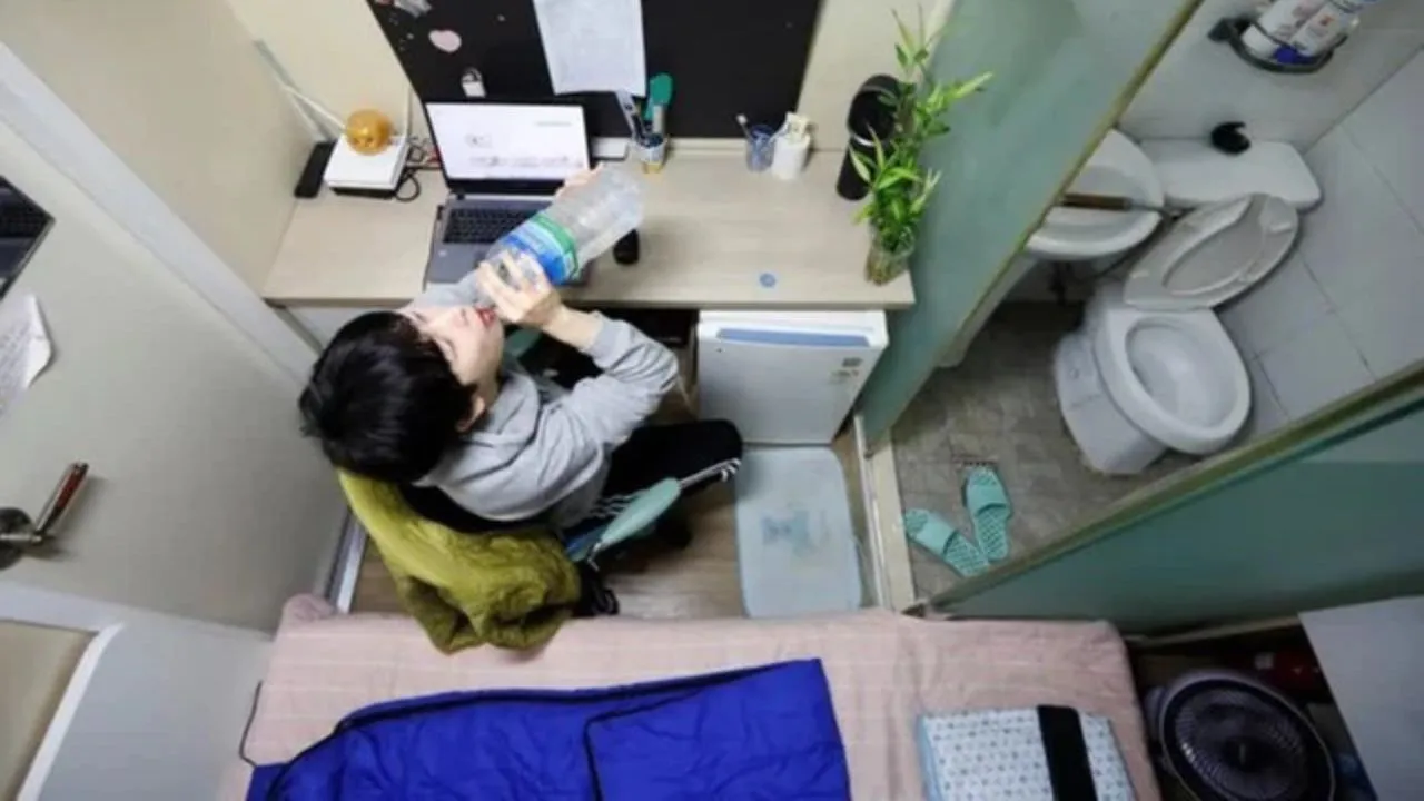 do-mo-hoi-voi-noi-that-ben-trong-phong-tro-sieu-re-toilet-ngay-canh-giuong-tich-hop-ca-may-lanh (2)