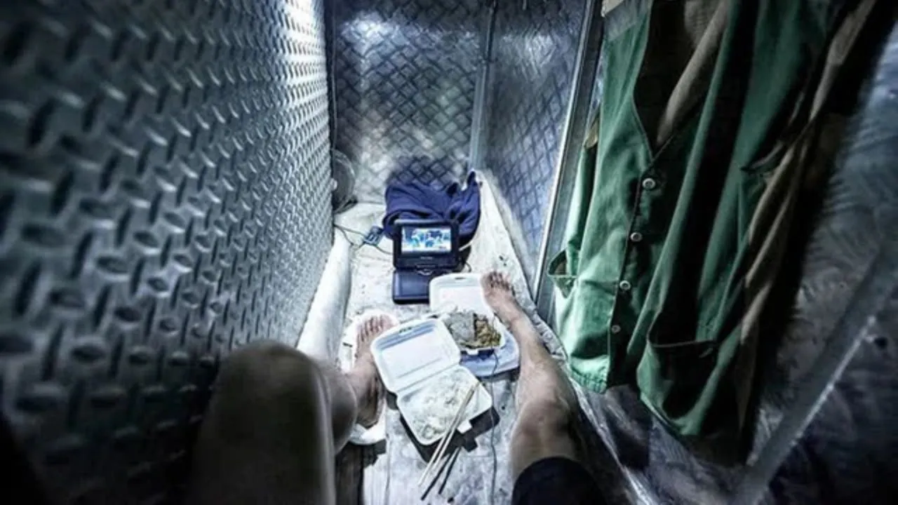 do-mo-hoi-voi-noi-that-ben-trong-phong-tro-sieu-re-toilet-ngay-canh-giuong-tich-hop-ca-may-lanh (3)