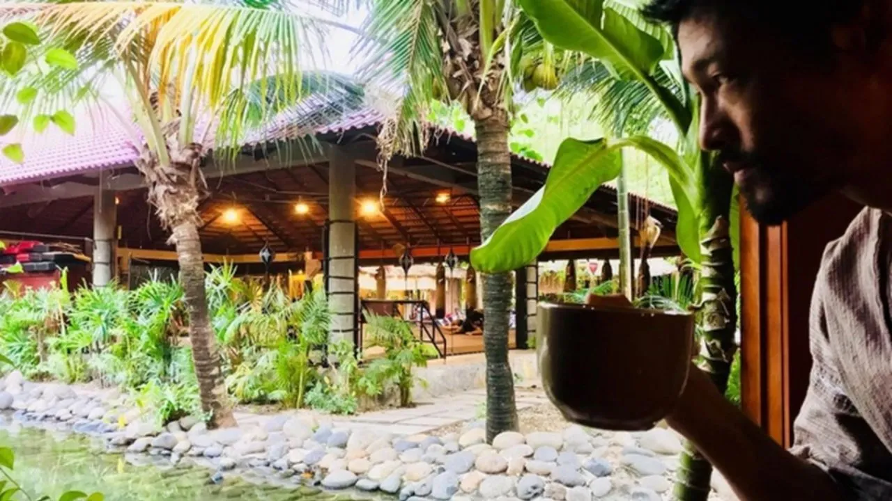 cuoc-song-cua-johnny-tri-nguyen-o-tuoi-49-o-vo-duong-bang-nha-la-10-nam-song-cung-ban-gai-chua-key-hon (3)