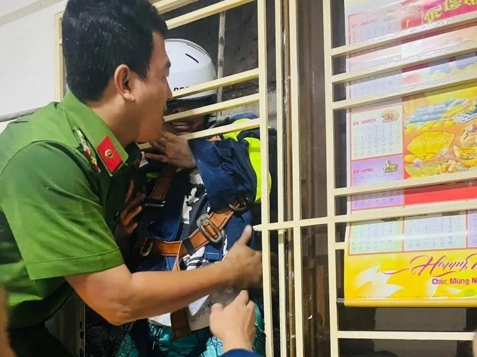 yeah1-nguoi-phu-nu-mac-ket-giua-nha-dan-1