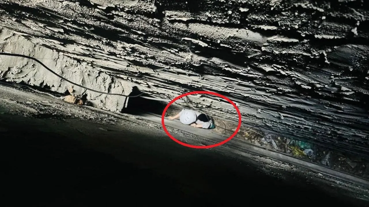 yeah1-nguoi-phu-nu-mac-ket-giua-nha-dan