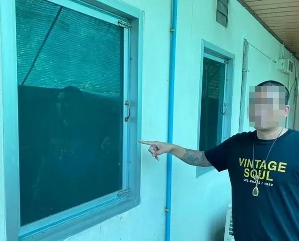 yeah1-du-khach-mat-tien-va-bi-mat-ve-canh-cua-trong-khach-san (3)