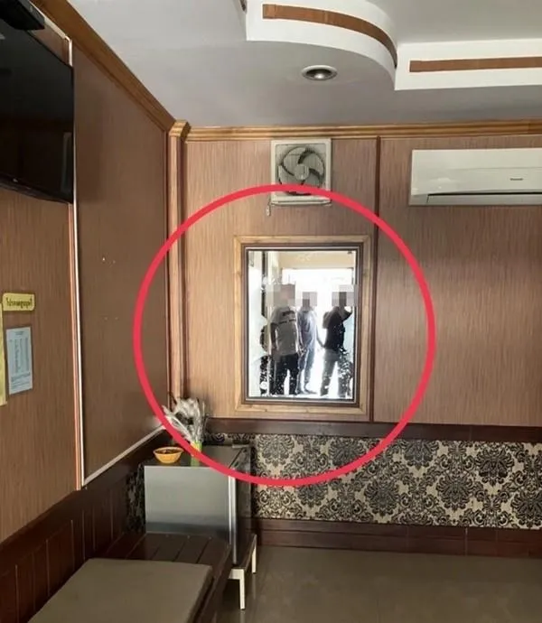 yeah1-du-khach-mat-tien-va-bi-mat-ve-canh-cua-trong-khach-san (4)