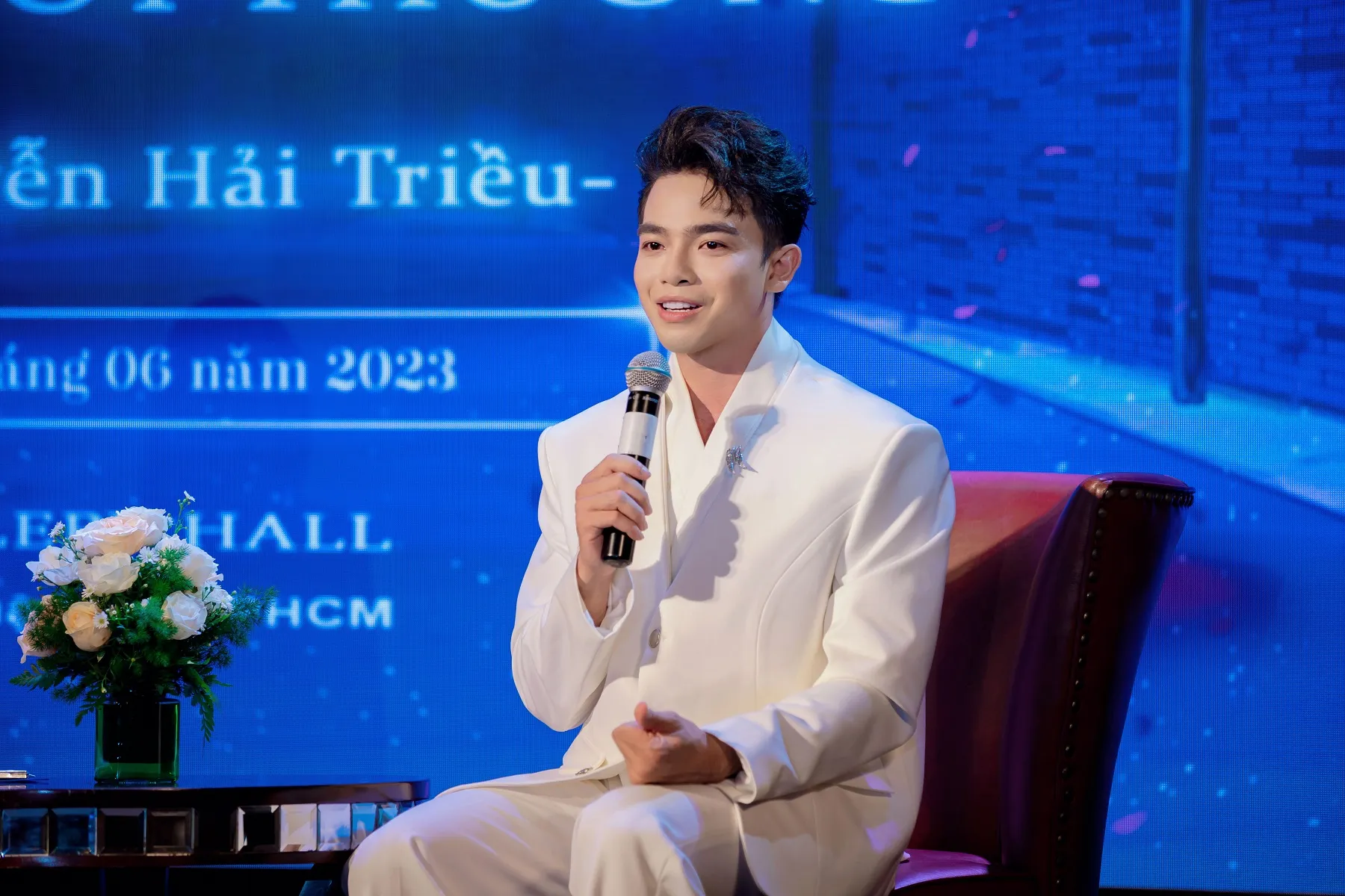 yeah1-mc-hai-trieu-ra-mat-sach-thuong-mot-nguoi-da-co-nguoi-thuong (6)