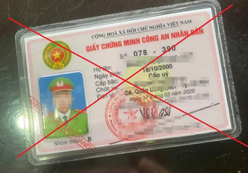yeah1-thanh-nien-dung-giay-chung-minh-cong-an-nhan-dan-gia (1)