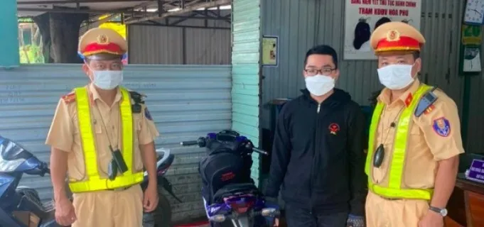 yeah1-thanh-nien-dung-giay-chung-minh-cong-an-nhan-dan-gia (3)