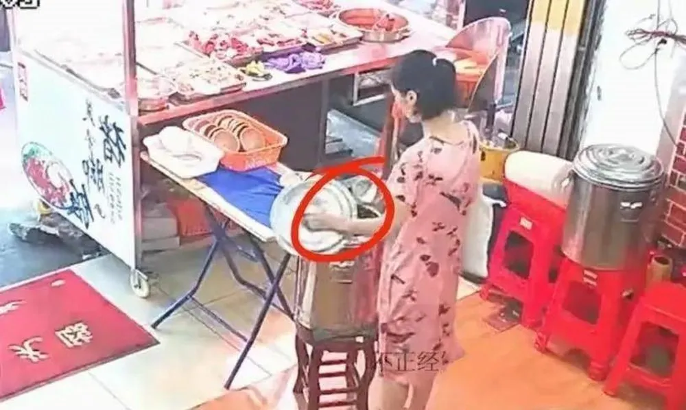 yeah1-nguoi-phu-nu-dau-doc-noi-canh (1)