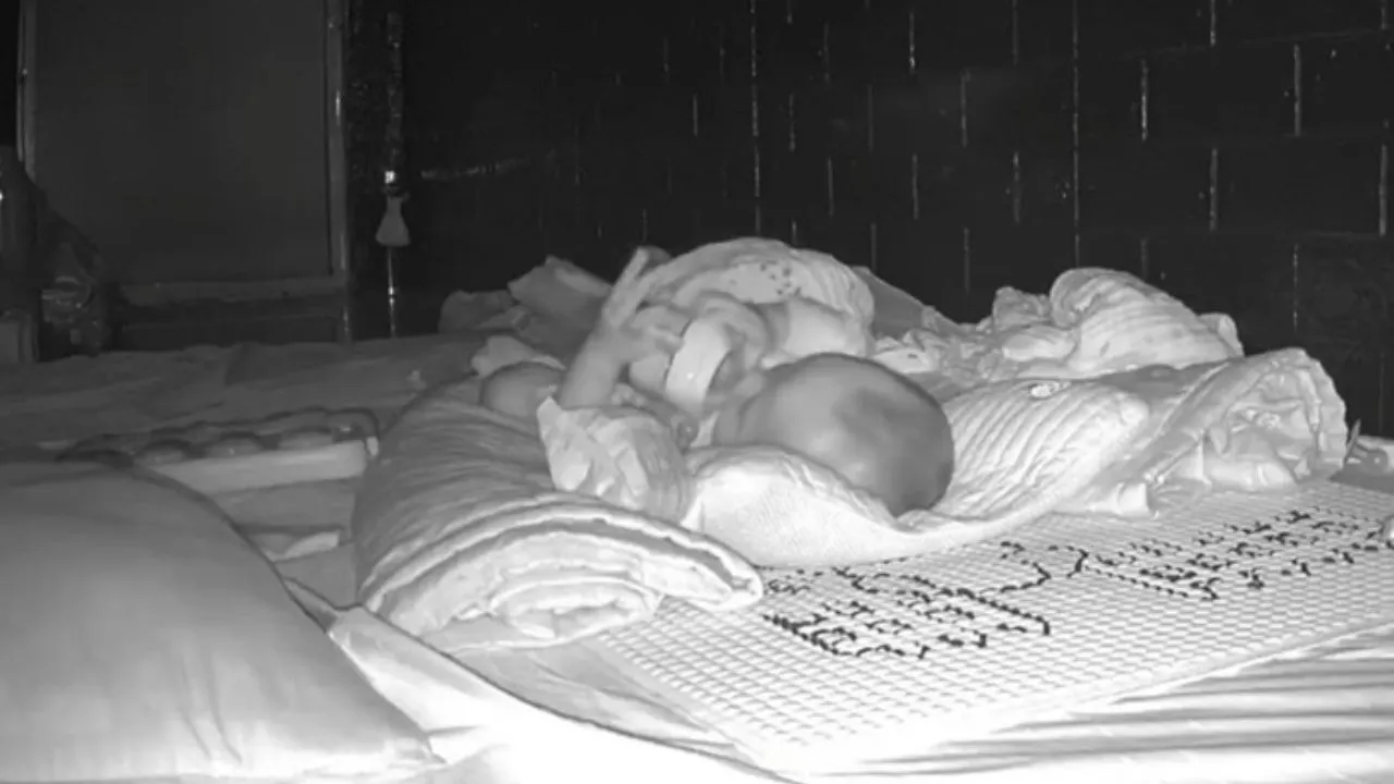 yeah1-em-be-5-thang-tuoi-tu-voi-lay-binh-sua-uong