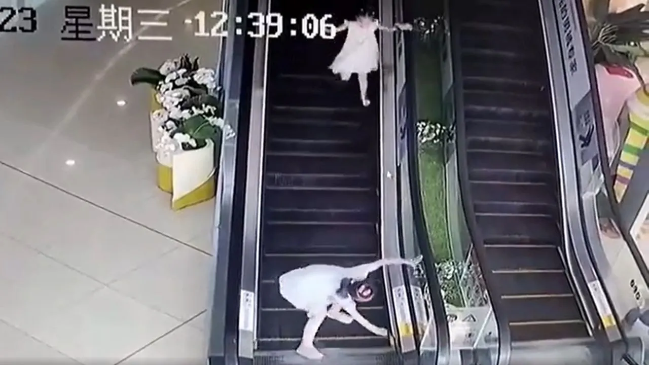 yeah1-be-trai-bi-ket-chan-vao-thang-cuon (2)