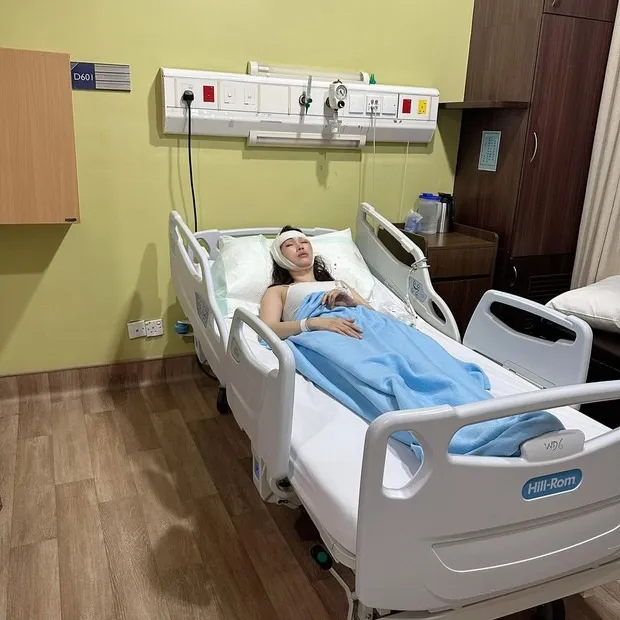 yeah1-sieu-mau-noi-tieng-bi-nga-cau-thang (4)