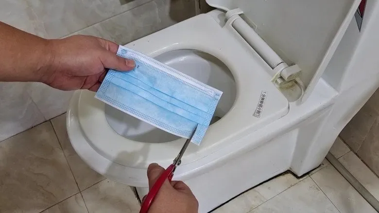 yeah1-bo-khau-trang-vao-bon-cau (2)