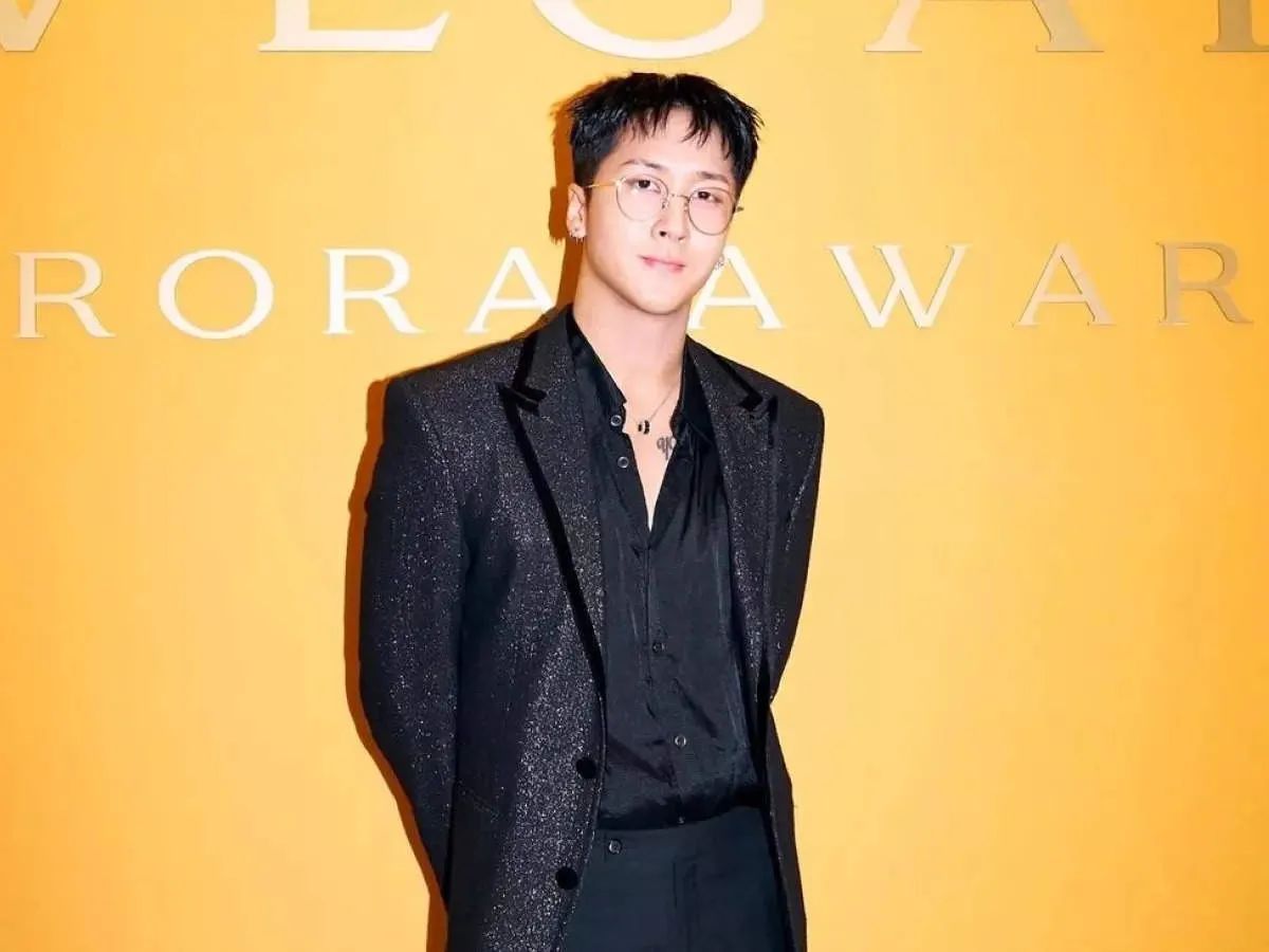 yeah1-nam-ca-si-nhan-an-tu-vi-tron-nghia-vu-quan-su (2)