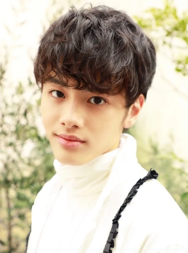 yeah1-nam-idol-lo-anh-giuong-chieu-voi-fan-nu-hon-12-tuoi (3)