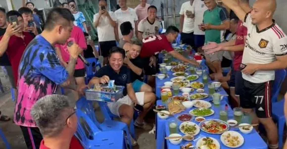 yeah1-tuan-hung-khoe-giong-quan-nhau (6)