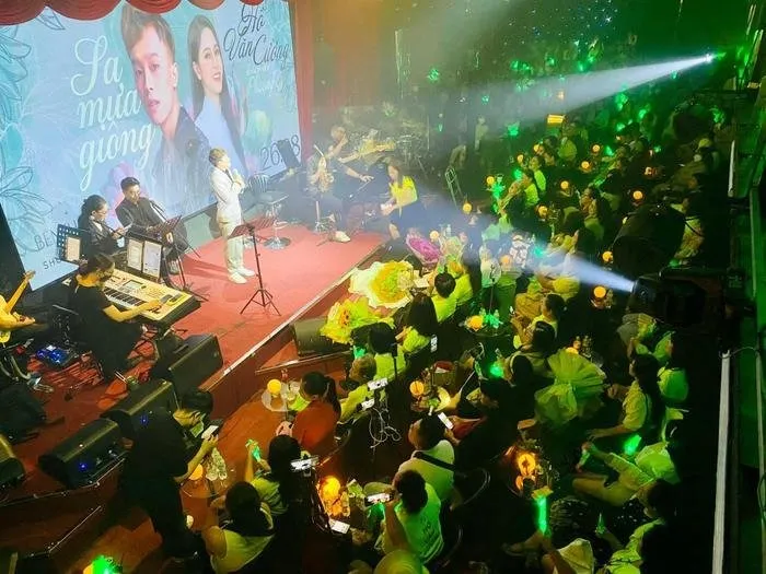 yeah1-ho-van-cuong-bi-khan-gia-nu-cuong-hon (5)