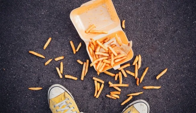 yeah1-thuc-an-roi-xuong-dat (2)