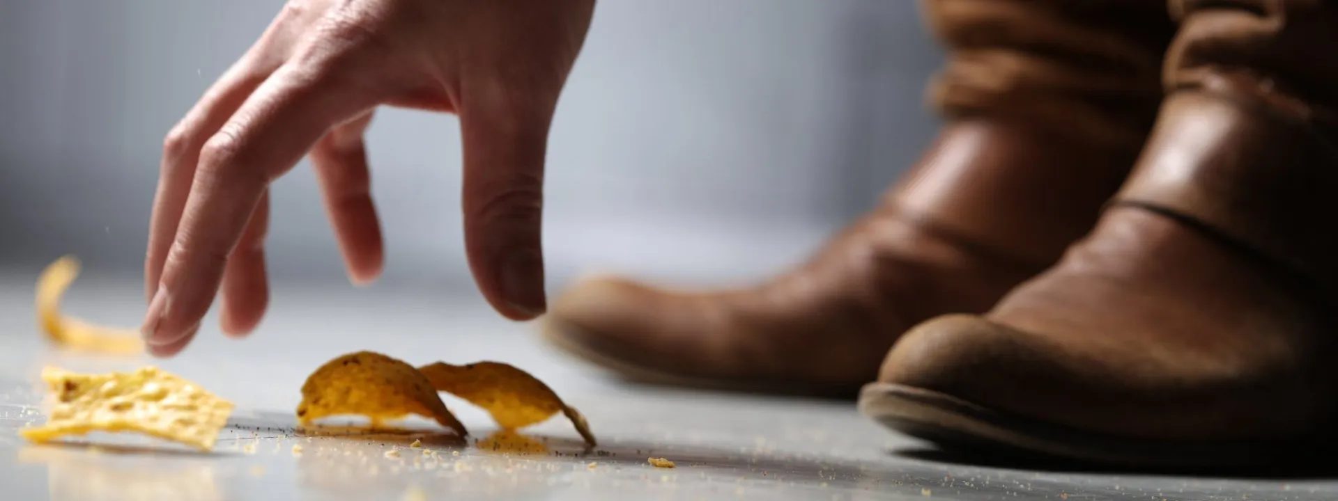 yeah1-thuc-an-roi-xuong-dat (3)