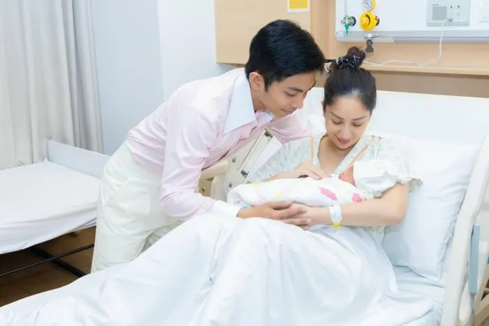 yeah1-khanh-thi-suc-khoe-yeu-sau-khi-sinh-lan-thu-ba (3)