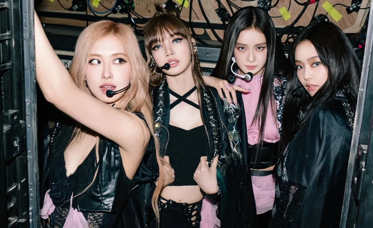 yeah1-lisa-ky-hop-dong-voi-cong-ty-my