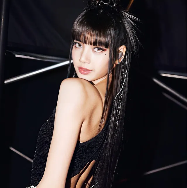 yeah1-lisa-ky-hop-dong-voi-cong-ty-my (3)