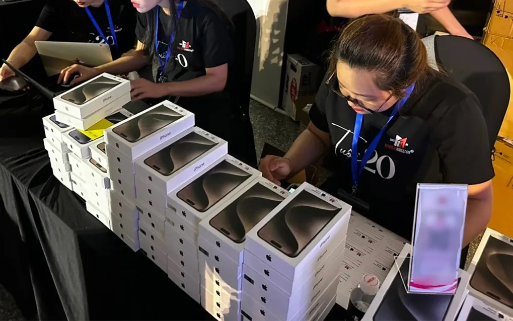 yeah1-doanh-thu-iphone-15-ngay-dau-mo-ban-hon-nghin-ty (4)