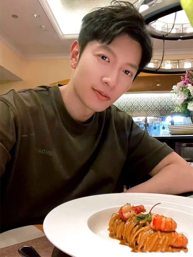 yeah1-my-nam-tvb-het-thoi-phai-di-rua-xe (2)