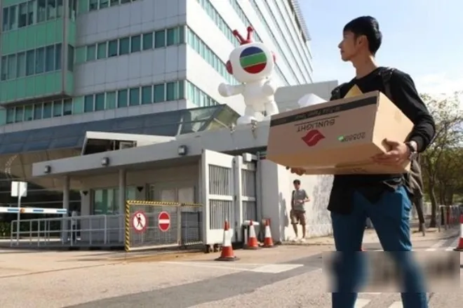 yeah1-my-nam-tvb-het-thoi-phai-di-rua-xe (6)