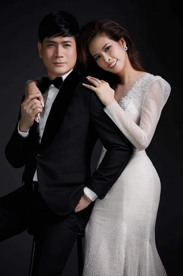 quach-thanh-danh-cuoi-vo-kem-8-tuoi-trong-biet-thu-30-ty (6)