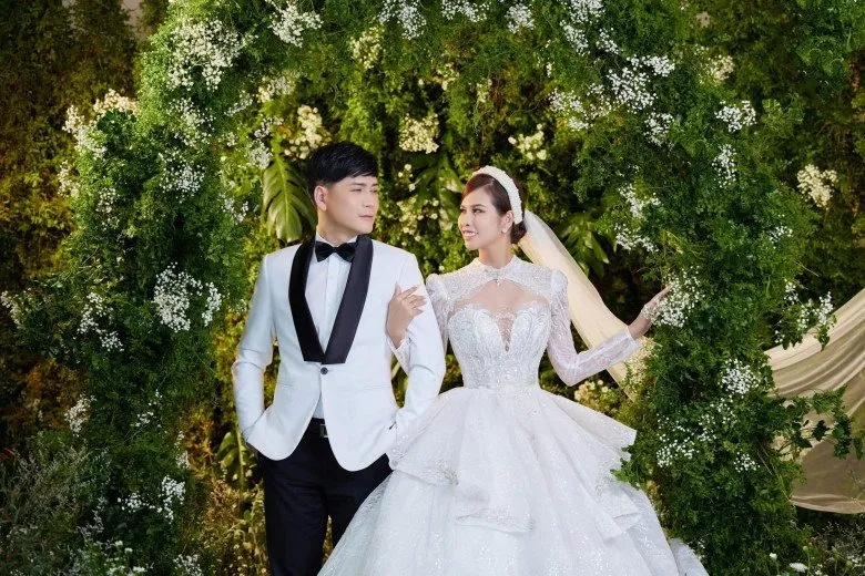 quach-thanh-danh-cuoi-vo-kem-8-tuoi-trong-biet-thu-30-ty (8)