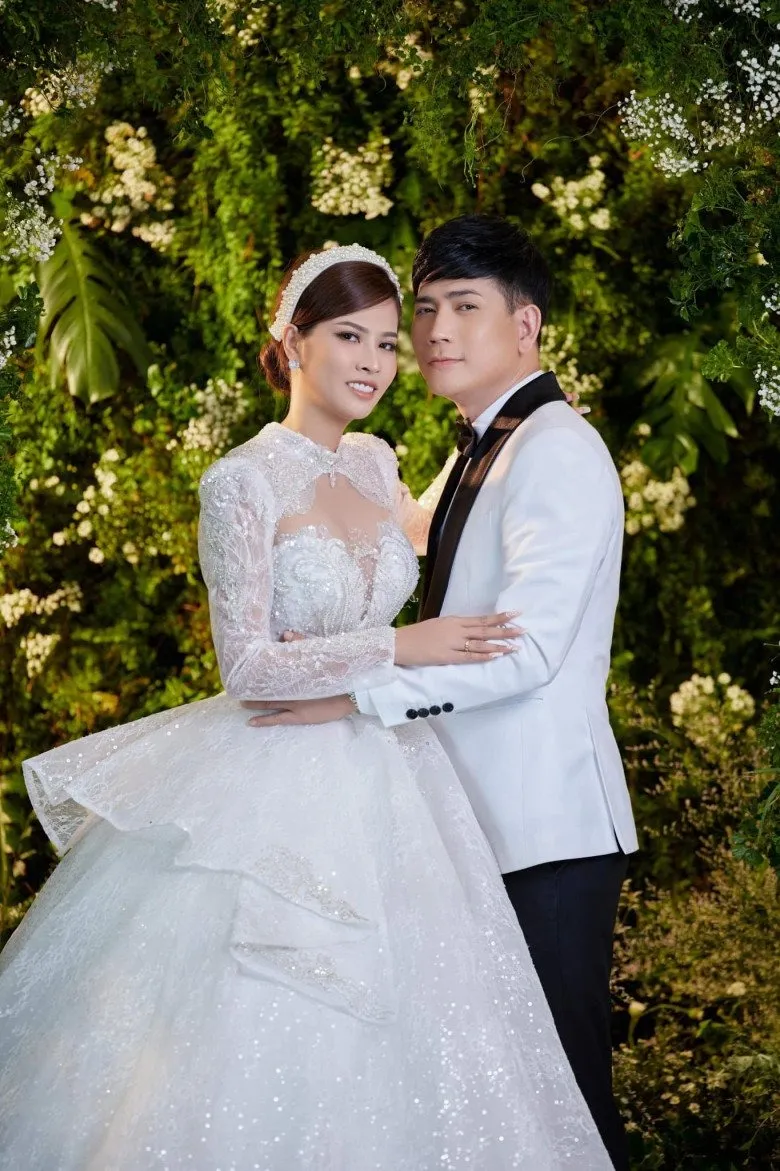 quach-thanh-danh-cuoi-vo-kem-8-tuoi-trong-biet-thu-30-ty (9)