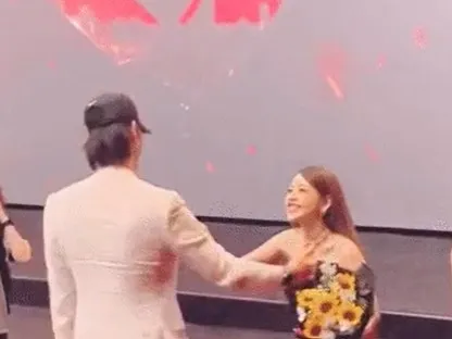 chi-pu-om-nhan-phuc-vinh (4)