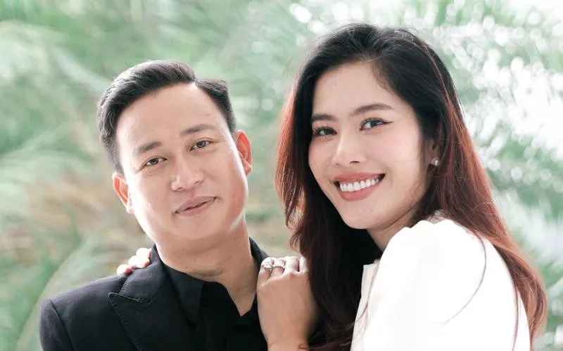 nam-em-khong-deo-nhan-ban-trai-cau-hon (3)