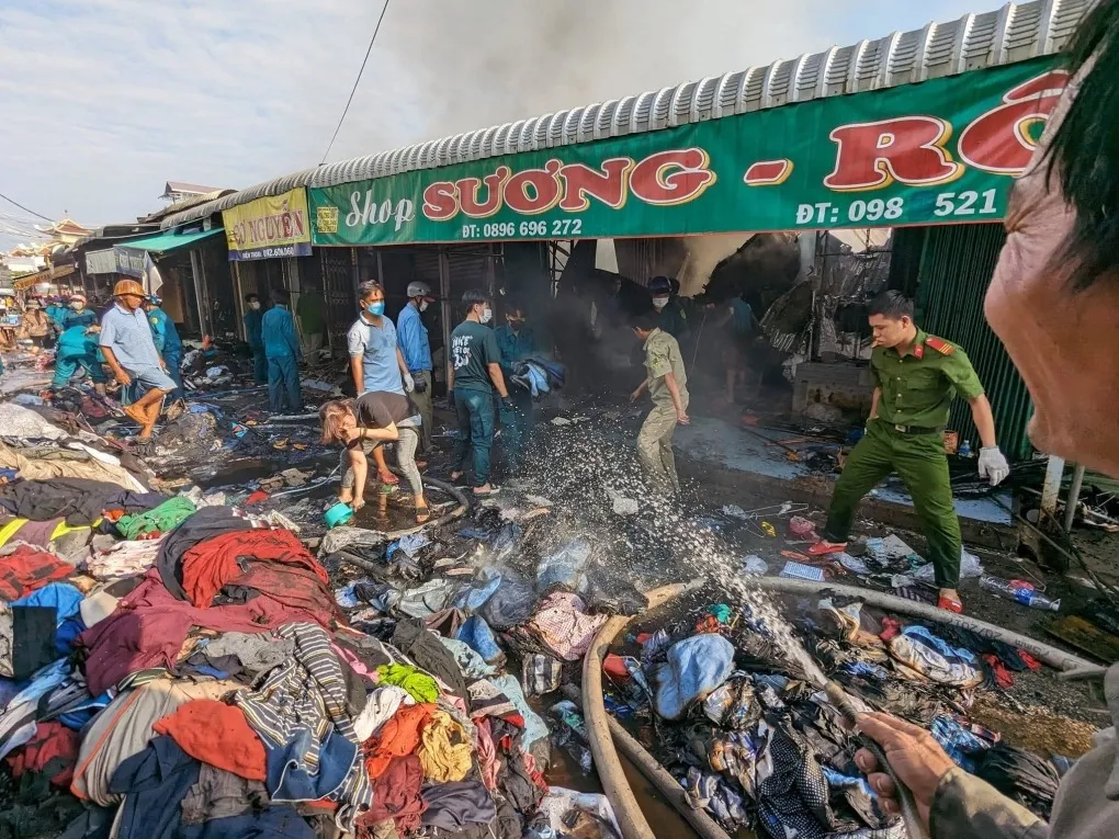 chay-lon-o-cho-quan-ao-cu-lon-nhat-mien-tay (2)