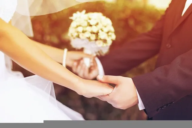 co-gai-duoc-ban-trai-cu-tang-li-xi-do-co-chiec-luoc-trong-le-cuoi