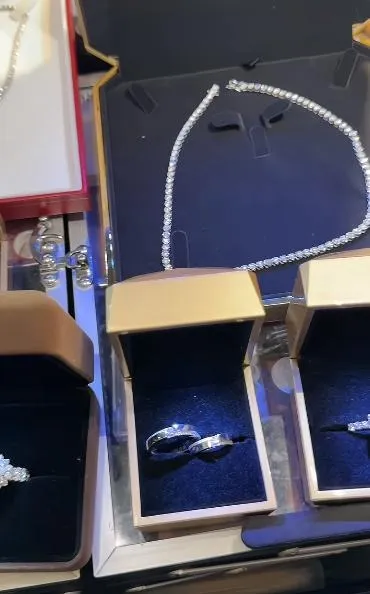 co-dau-hau-giang-gay-sot-voi-hoi-mon-400-vien-kim-cuong (10)