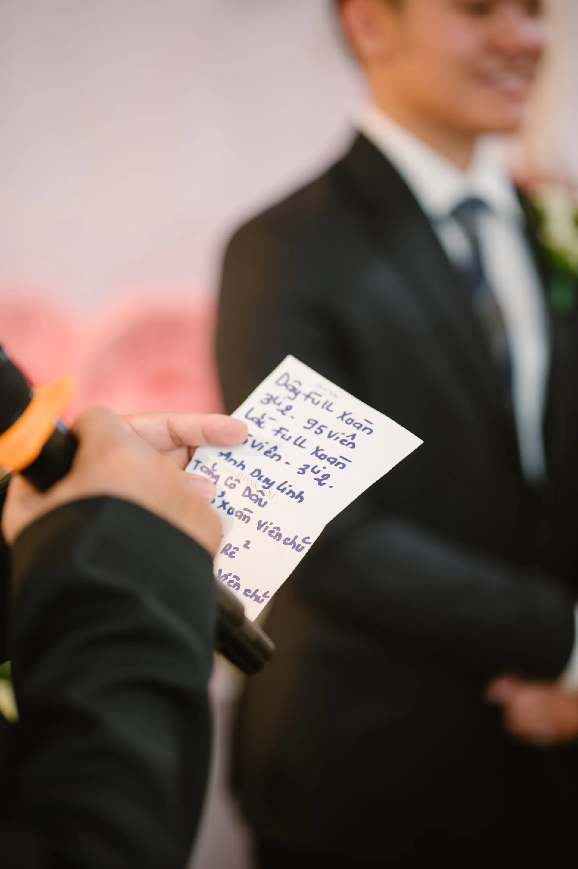 co-dau-hau-giang-gay-sot-voi-hoi-mon-400-vien-kim-cuong (4)