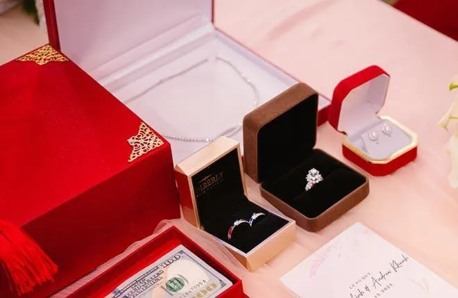 co-dau-hau-giang-gay-sot-voi-hoi-mon-400-vien-kim-cuong (7)